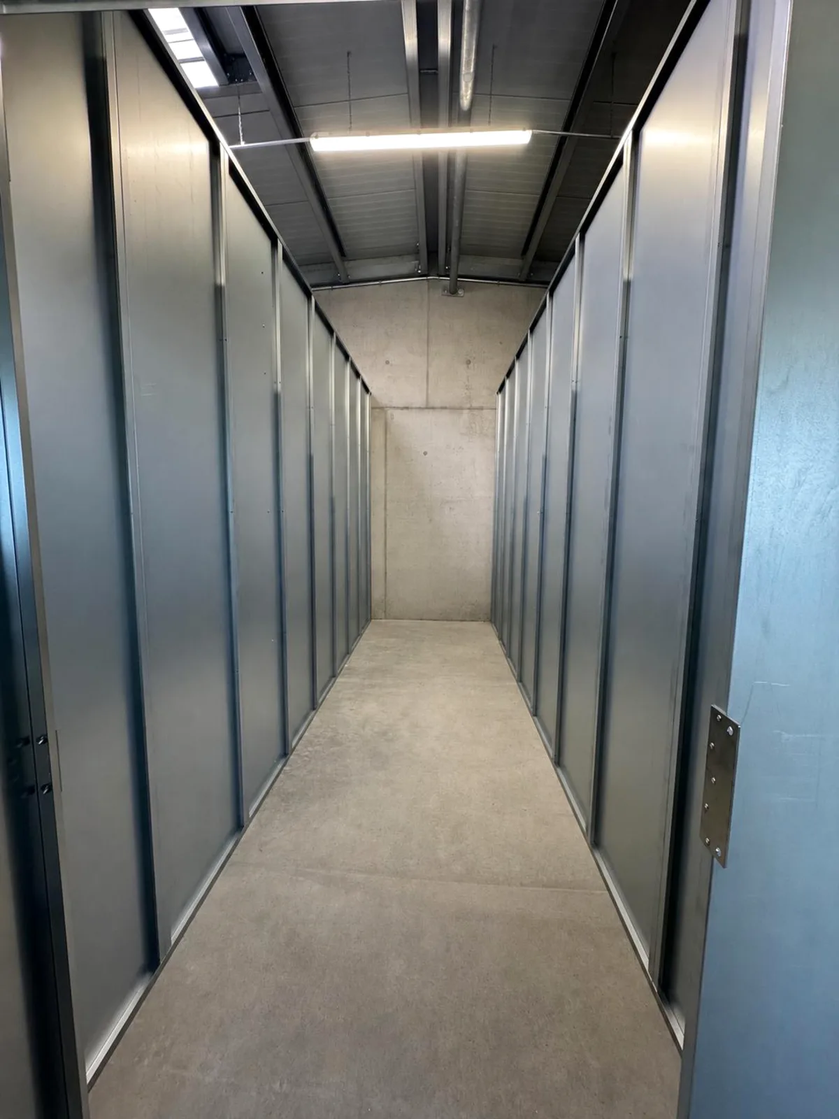 Heller Gang mit Lagerboxen aus verzinktem Stahl bei FreiRaum Storage in Gäufelden