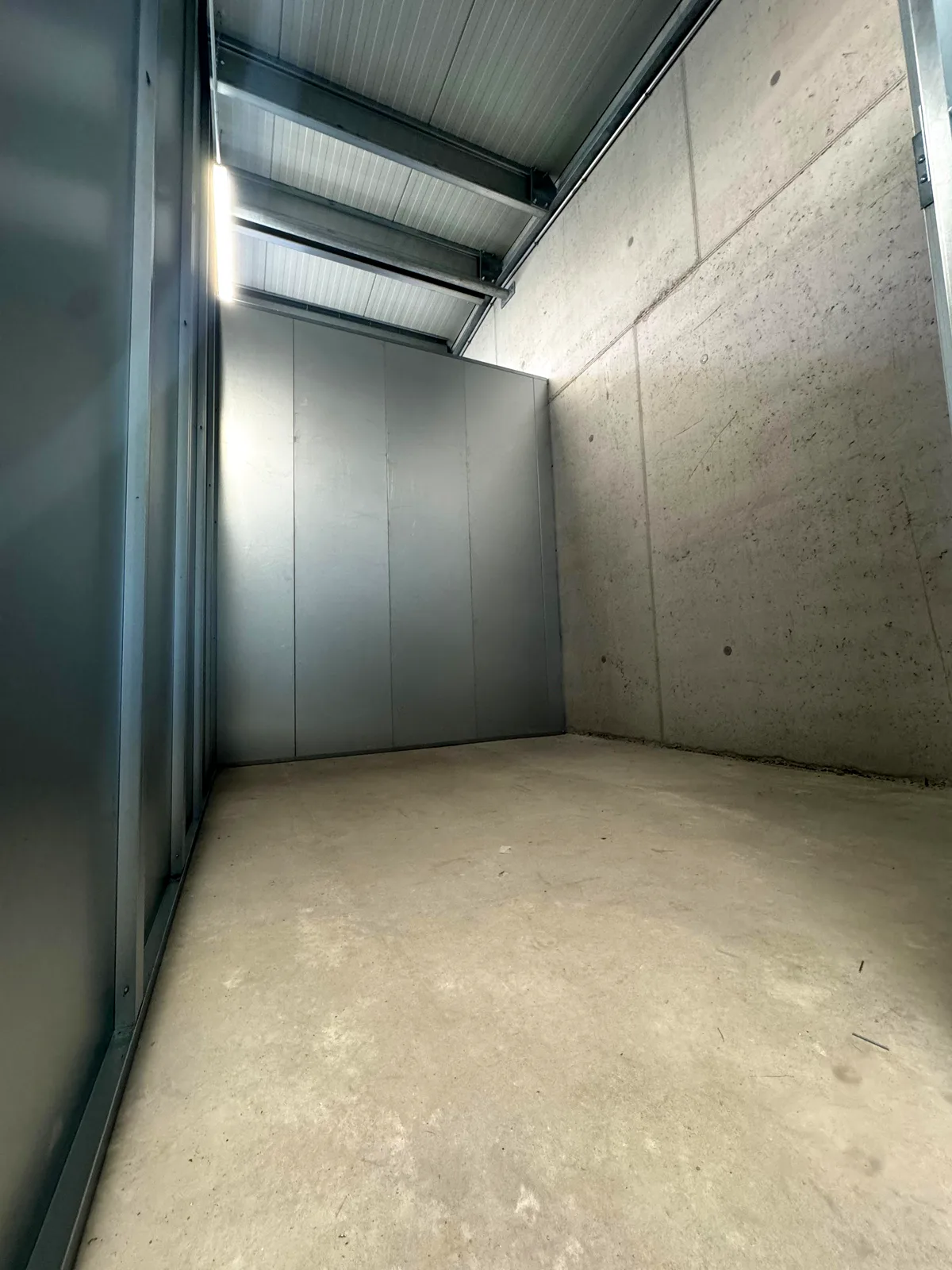 Geräumige Lagerbox mit massiver Betonwand und Stahlelementen